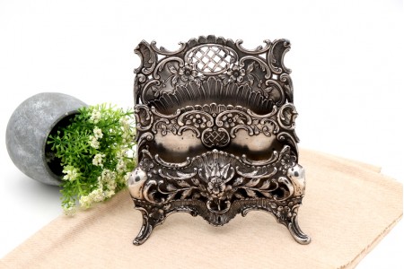 Porta envelopes com em prata recortada, conchas e motivos florais relevados, dois elementos de apoio com enrolamentos.